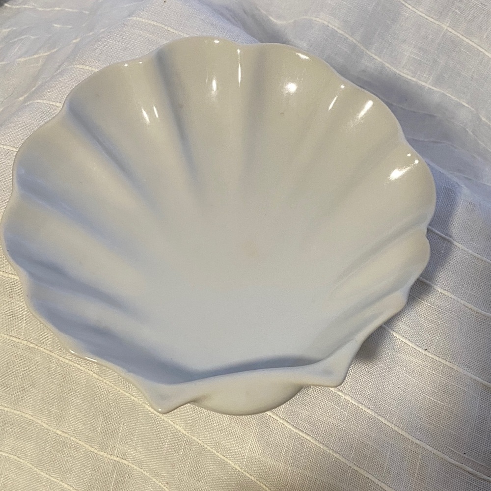 White Shell-Shaped Dish